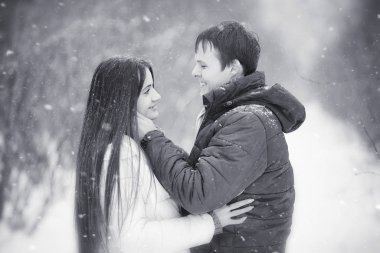 Sevgi dolu bir çift bir kış yürüyüş. Erkek ve kadın bir tarihte