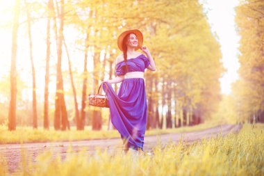 Doğa elbise genç güzel kız. Şapkalı bir kız yürüyor