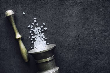 Büyük deniz tuzu. Baharat. Havan ve tokmak öğütmek için.