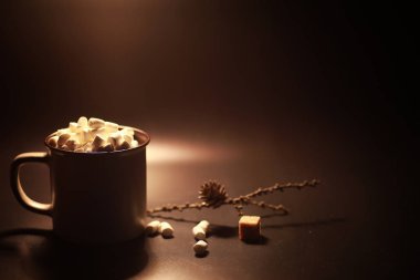 Yeni yıl kompozisyonu. Bir fincan kremalı sıcak çikolata.