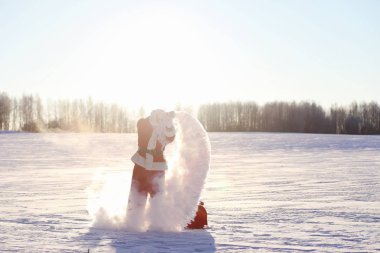 Kış alanındaki Noel Baba. Noel Baba büyülü sis th yürüyor