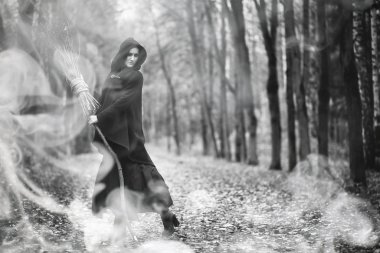 Yoğun bir orman cadı elbiseli kadın