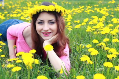 Sarı dandelions çayırda güneşli bir dinlenme kız