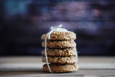 Taze yulaf ezmeli kurabiyeler ve ahşap kaplama sütler. Ch