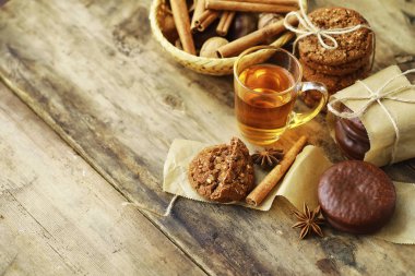 Kahve masası. Sıcak kahve bardağıyla. Bir çift güzel kokulu kuş.