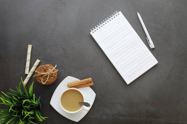 Ofis masaüstü arka planında bir fincan kahve ve uten yazısıyla