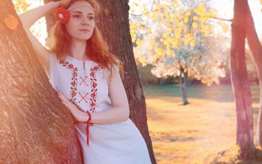 Bir parkta yürümek bir kız. Bahar Kızıl saçlı kız 