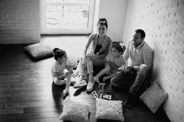 Kızları olan genç bir aile 