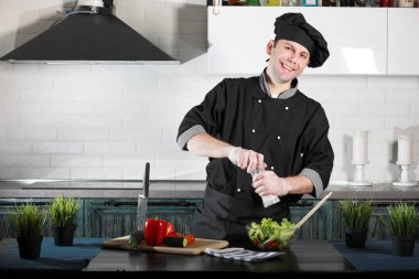 Adam yemek hazırlanıyor gıda sebze mutfak at