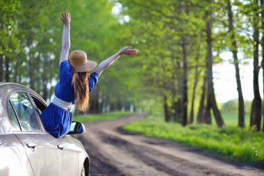 Akşam kırsalında kız