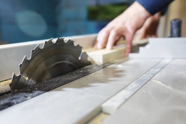 Araçları ve süreç içinde elektrikli testere ile atölye çalışması