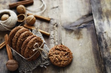 Kahve masası. Sıcak kahve bardağıyla. Bir çift güzel kokulu kuş.