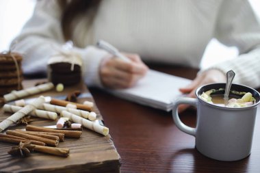 Kış kahvaltısı. Bir fincan kremalı sıcak çikolata ve...