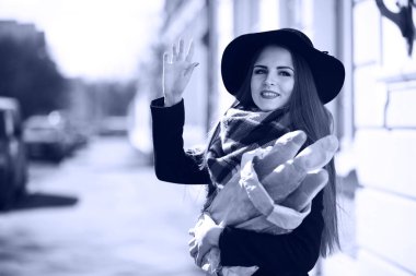 Bir genç kızın bir yolda siyah ve beyaz fotoğraf