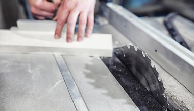 Araçları ve süreç içinde elektrikli testere ile atölye çalışması