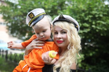 Güzel genç iş kadını öğle arasında çocukla çalışıyor.