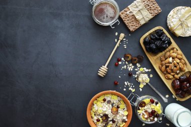 Sağlıklı kahvaltı. Süt lügatli tahıllardan Müsli.