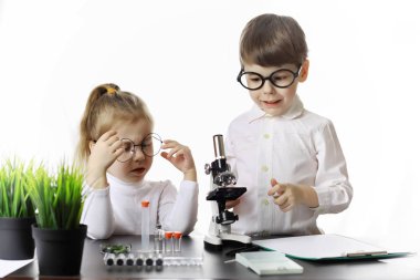 Genç bilim adamları kimyagerler. Doktor, laboratuvar asistanı.