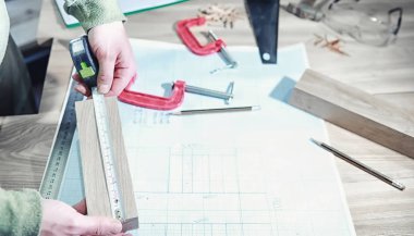 Araçları ve süreç içinde elektrikli testere ile atölye çalışması