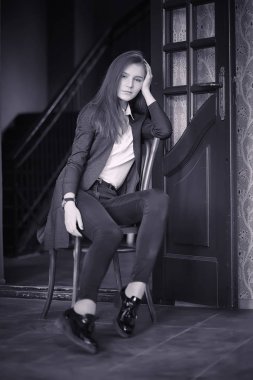 Bir kız bir kafede kahve içiyor. Bir kadın kahvaltı yapıyor