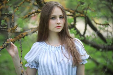 Bir kız bir bahar yeşil park