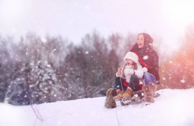 Bir kış masal, genç bir anne ve kızı bir kızak sürmek