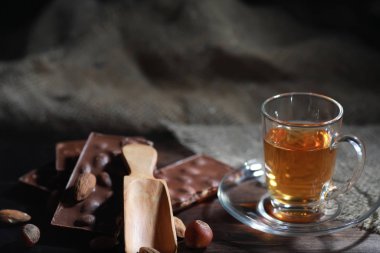 Bir hizmet tabloda çay demlendi