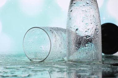 Köpüklü şaraplar için uzun bardaklı bir arka plan. Şampanya ve... 