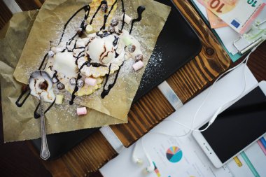 Doldurulmuş Viyana waffle 'ı. Kahve masası. Bir set mis kokulu c