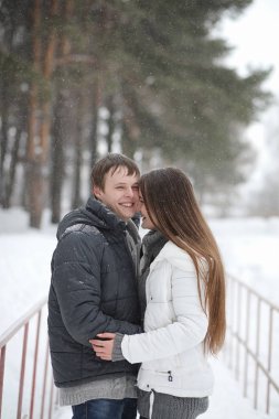 aşıklar bir tarihte kış öğleden sonra kar kar fırtınası çifti