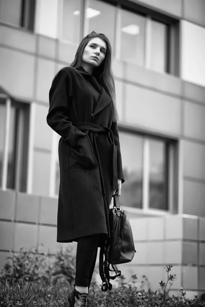 Kız bir ceket siyah beyaz fotoğraf — Stok fotoğraf