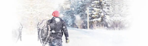Um homem viaja com uma mochila. Caminhada de inverno na floresta. Touris — Fotografia de Stock