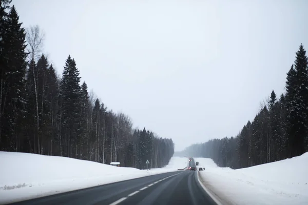 Χειμερινό τοπίο των χωρικών αγρών και δρόμων — Φωτογραφία Αρχείου