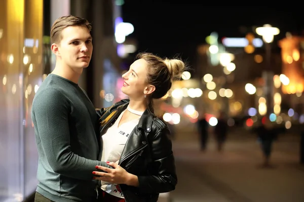 Krásný pár na rande v nočním městě — Stock fotografie
