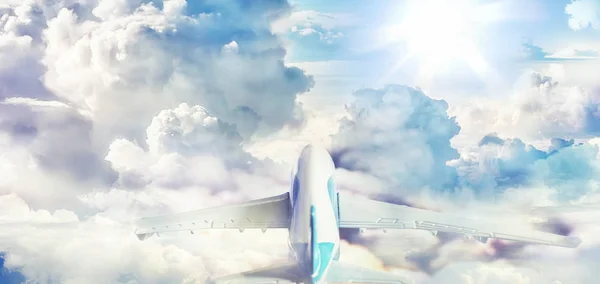Αεροπλάνο Στα Σύννεφα Την Έννοια Του Επιπέδου Και Του Ουρανού — Φωτογραφία Αρχείου