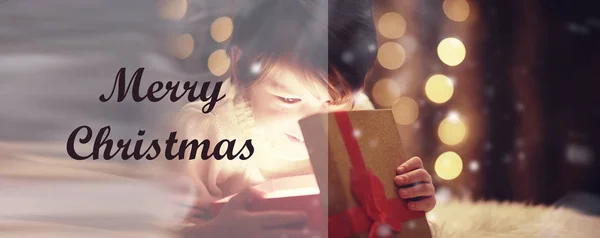 Famille le soir de Noël à la cheminée. Enfants ouverture cadeaux de Noël — Photo