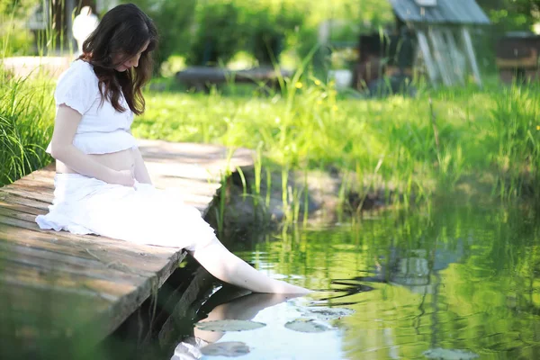 Gravid Kvinna Natur För Promenad Sommar — Stockfoto