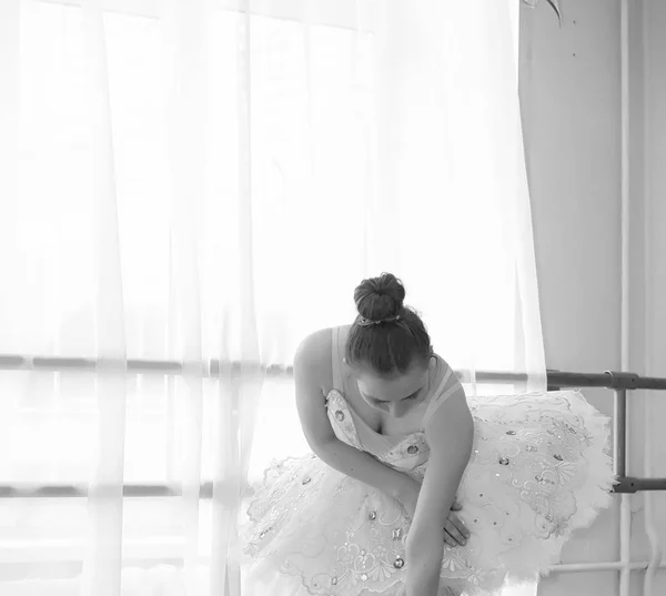 Молодая балерина на разогреве. Балерина готовится к — стоковое фото