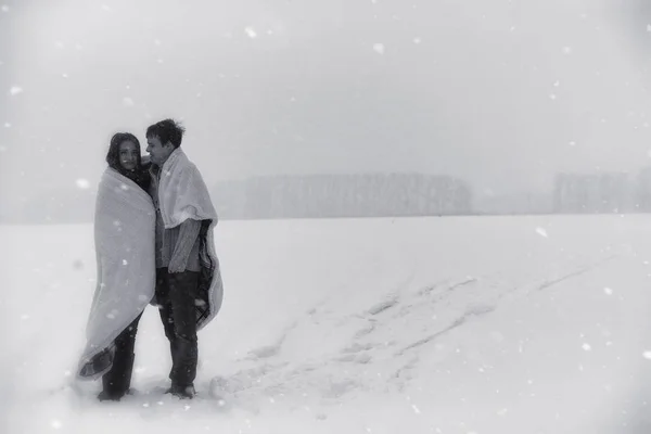 Ett älskande par på en vinterpromenad. Man och kvinna på ett datum i den — Stockfoto