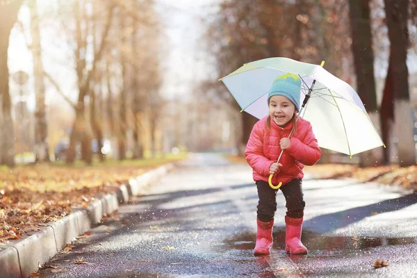 Les enfants marchent dans le parc d'automne — Photo