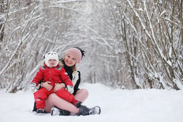 Ung familj med barn vandrar i Vinterparken. Vintern — Stockfoto