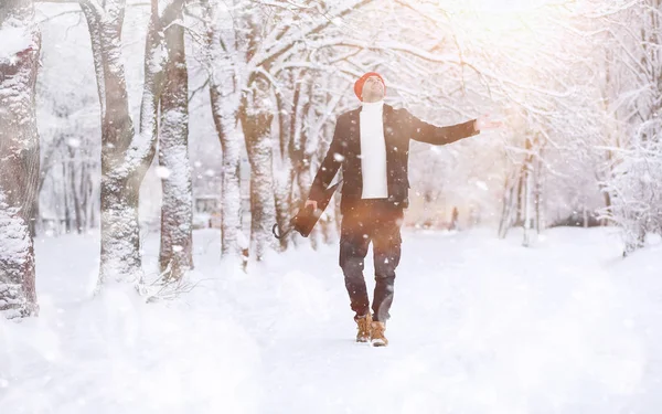 一个人在公园里散步。 在冬季雪地里的年轻人a — 图库照片