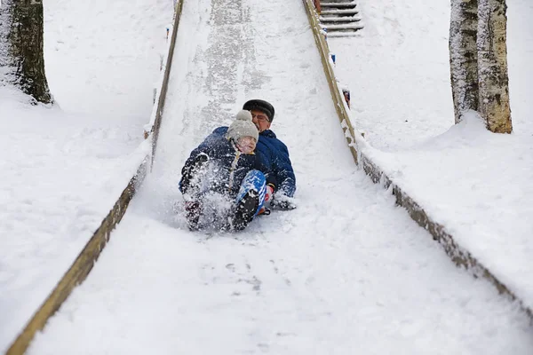 Gyerekek a parkban télen. Gyerekek játszanak a hóval a játszótéren. — Stock Fotó