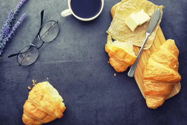 Frisches Gebäck auf dem Tisch. Croissant mit französischem Geschmack. — Stockfoto