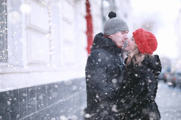 Jovem casal caminhando pelo inverno — Fotografia de Stock