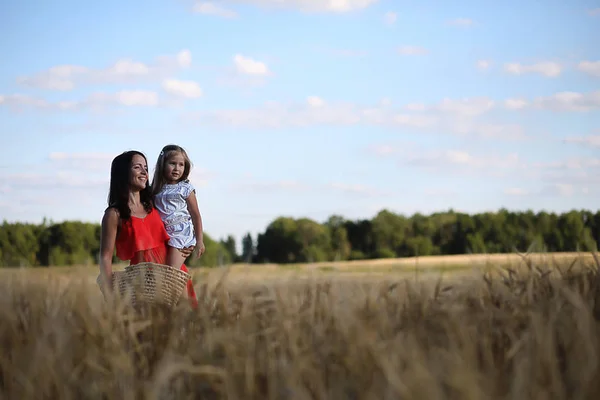 Paisaje de verano y una chica en la naturaleza a pie en el campo . —  Fotos de Stock