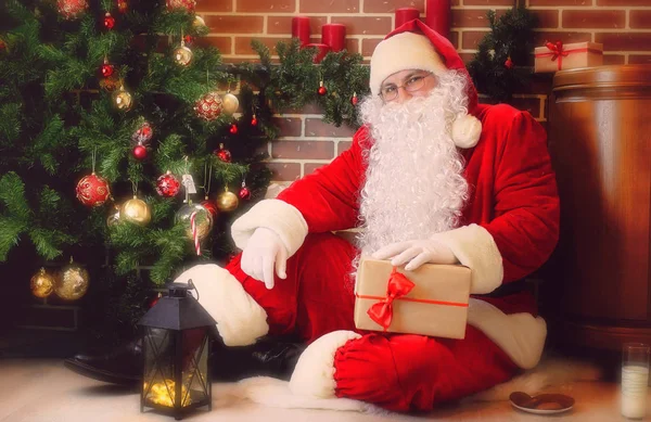 Санта-Клаус с елкой — стоковое фото