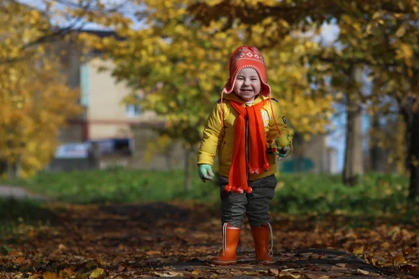 Une Jeune Fille Promenade Dans Parc Plein Air — Photo