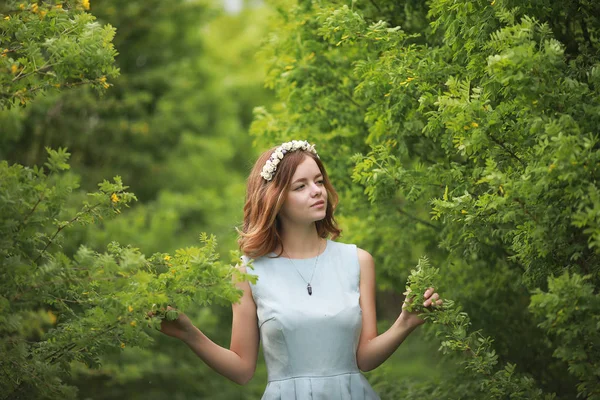 Yeşil Park mavi elbiseli kız — Stok fotoğraf