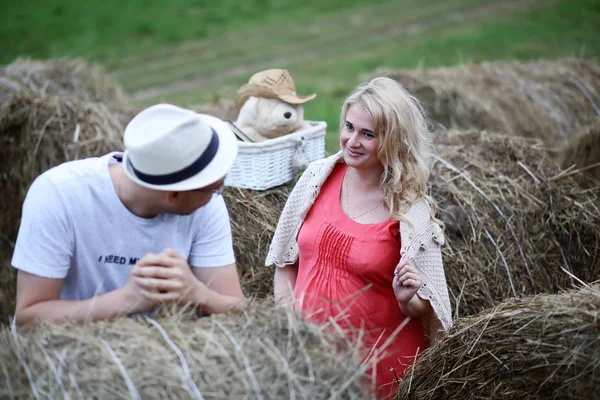 Gravid flicka med stor mage och ung man utomhus — Stockfoto